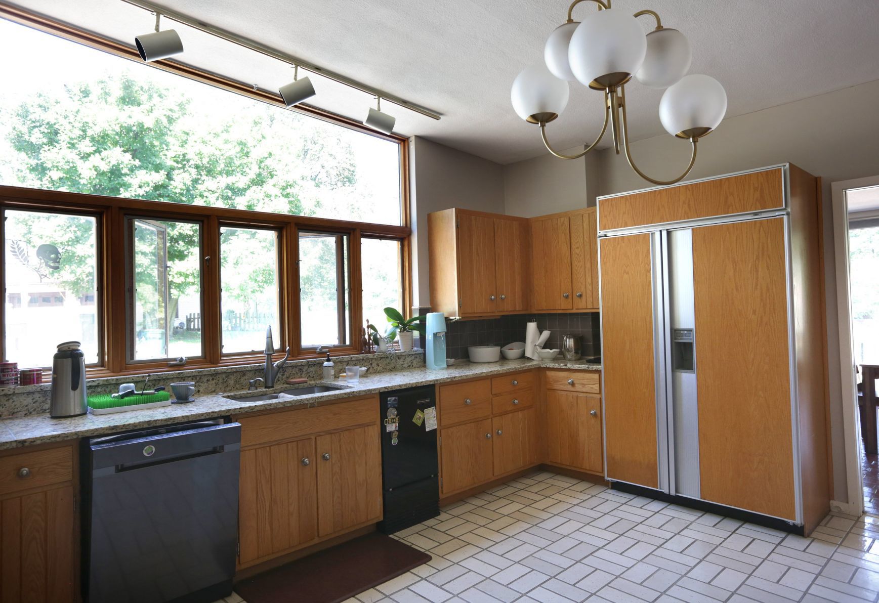 At home in a Belleville Mid-century modern